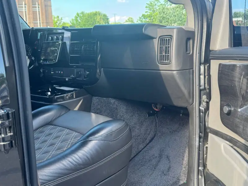 2023 GMC Savana 2500 photo 9
