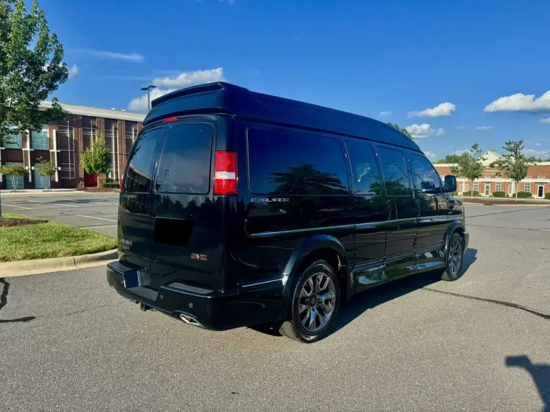 2023 GMC Savana 2500 photo 3