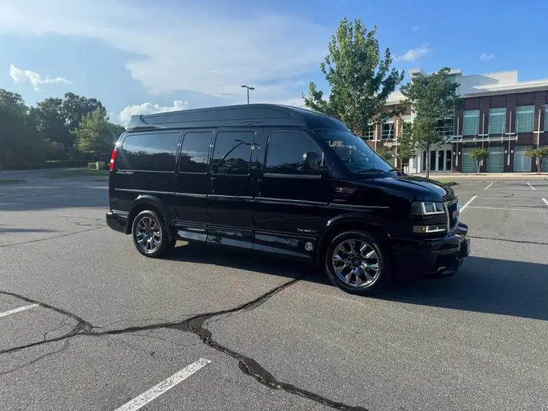 2023 GMC Savana 2500 photo 2