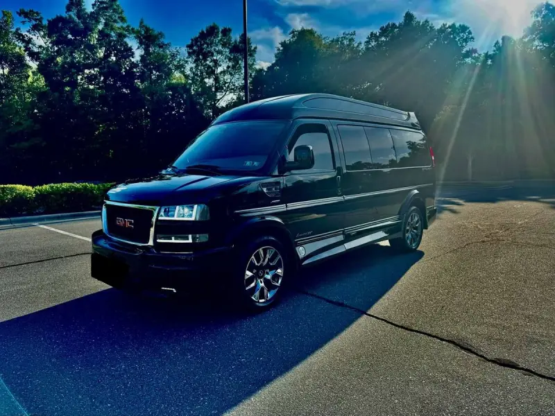 2023 GMC Savana 2500 photo 1