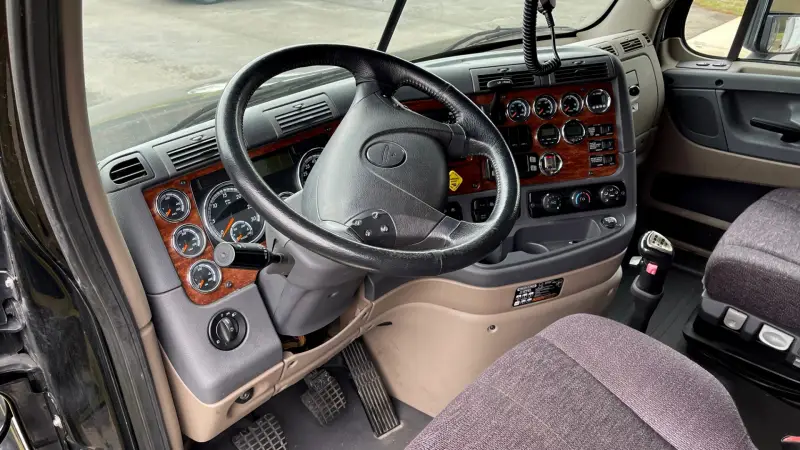 2015 Freightliner Cascadia Road Tractor photo 16