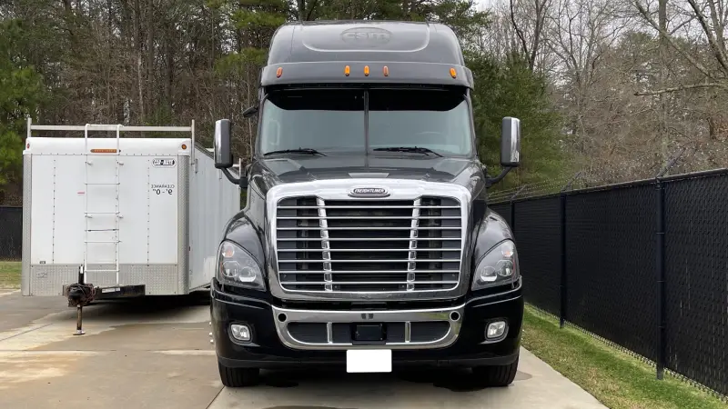 2015 Freightliner Cascadia Road Tractor photo 2