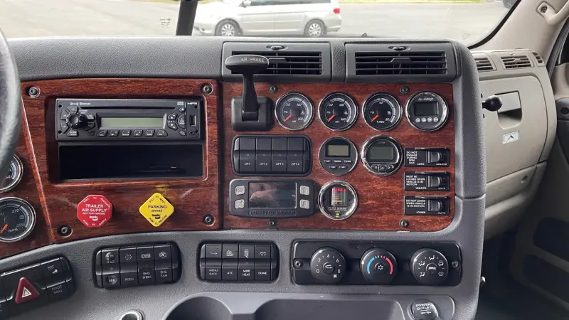 2015 Freightliner Cascadia Road Tractor photo 19