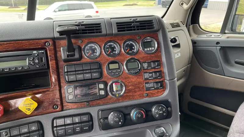 2015 Freightliner Cascadia Road Tractor photo 23