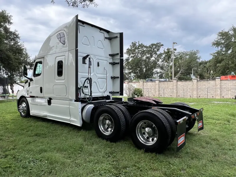 2020 Freightliner Cascadia 126 photo 5
