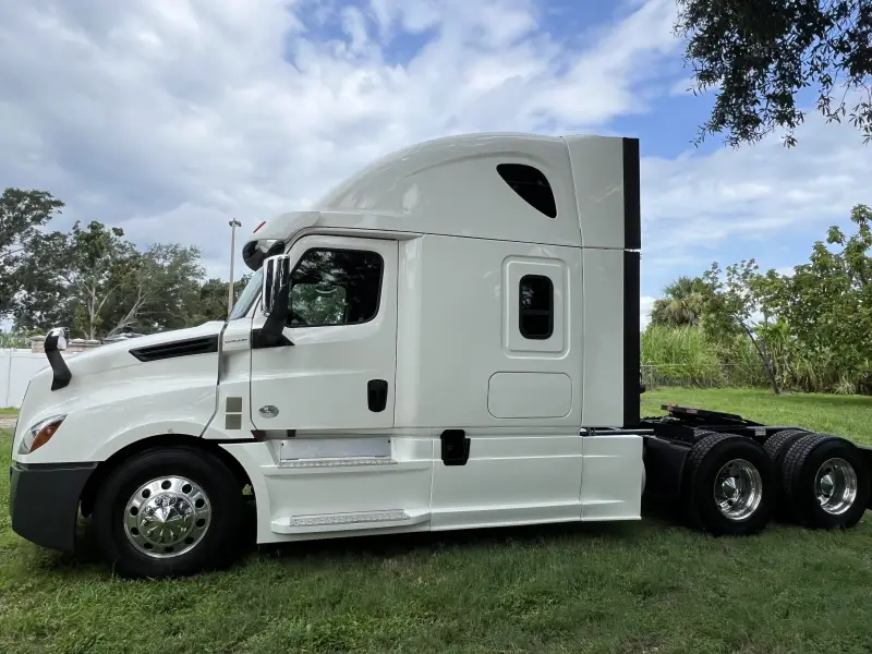 2020 Freightliner Cascadia 126 photo 3
