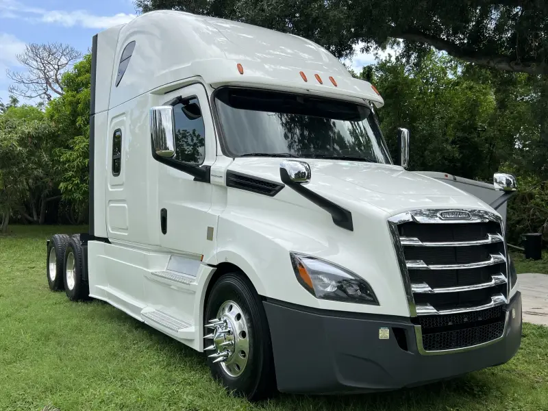 2020 Freightliner Cascadia 126 photo 1