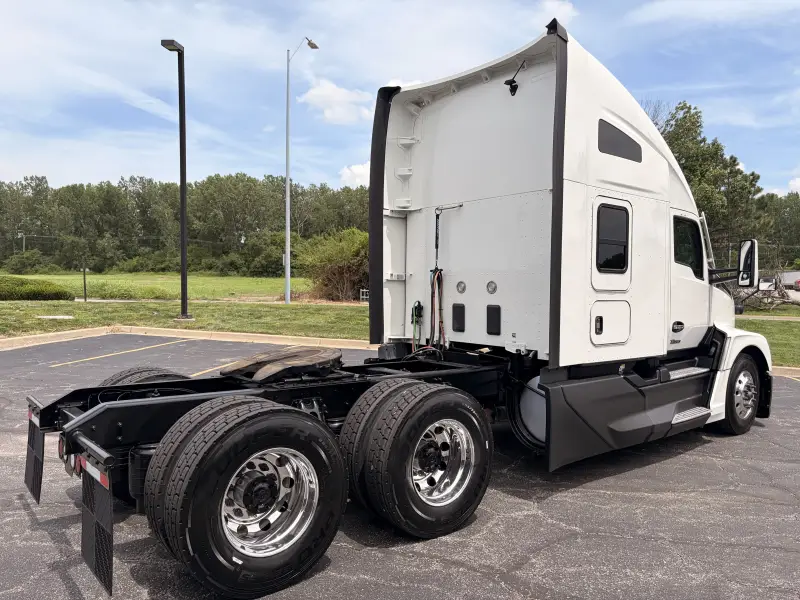 2023 Kenworth T680 Sleeper Truck photo 10