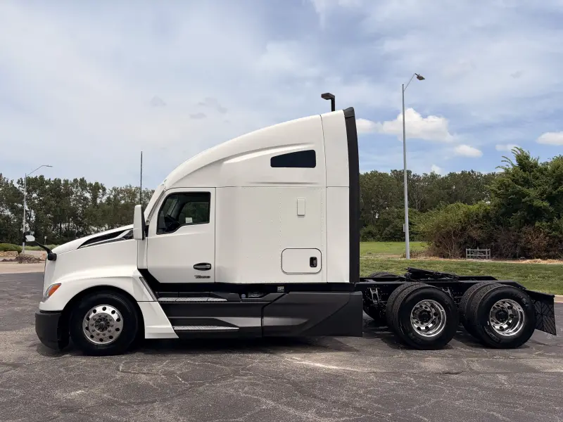 2023 Kenworth T680 Sleeper Truck photo 2