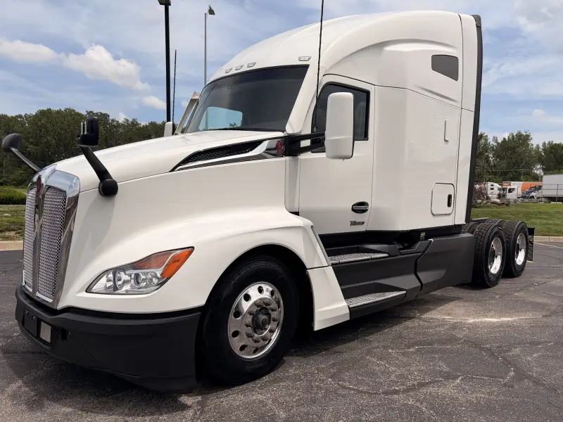 2023 Kenworth T680 Sleeper Truck photo 9