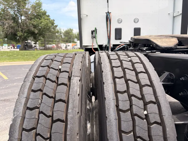 2023 Kenworth T680 Sleeper Truck photo 4