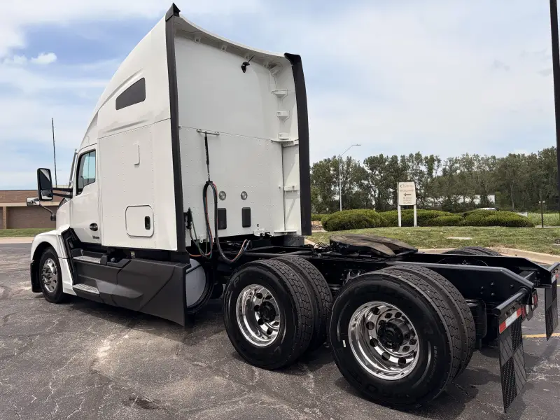 2023 Kenworth T680 Sleeper Truck photo 3