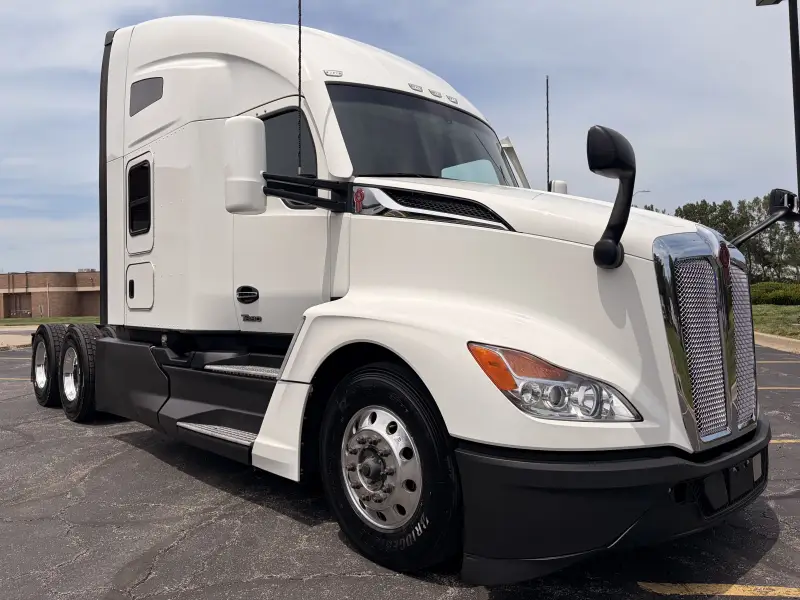 2023 Kenworth T680 Sleeper Truck photo 1