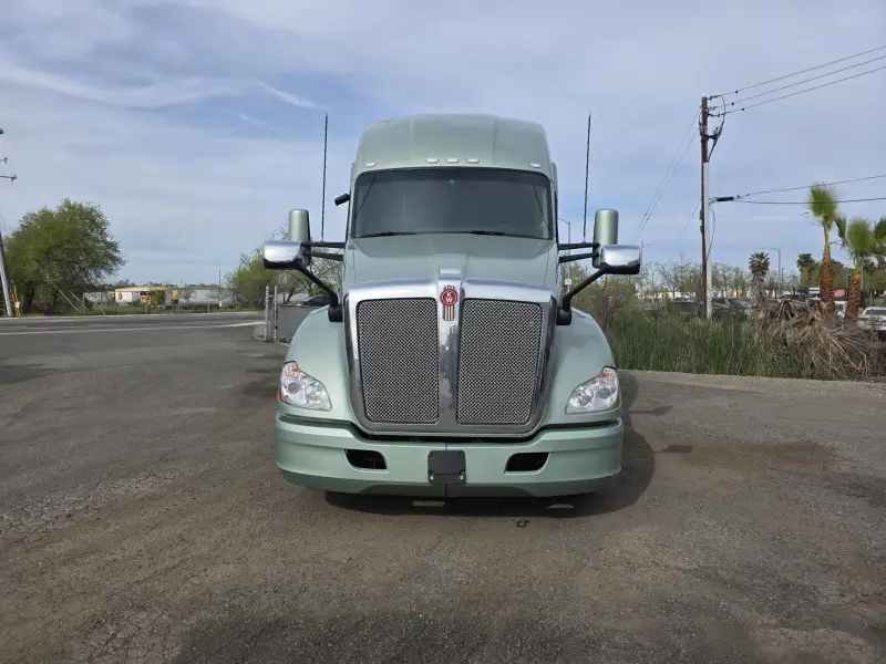 2021 Kenworth T680 Sleeper Semi-Truck photo 6