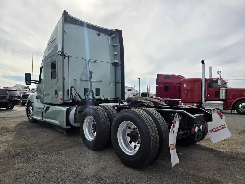 2021 Kenworth T680 Sleeper Semi-Truck photo 11