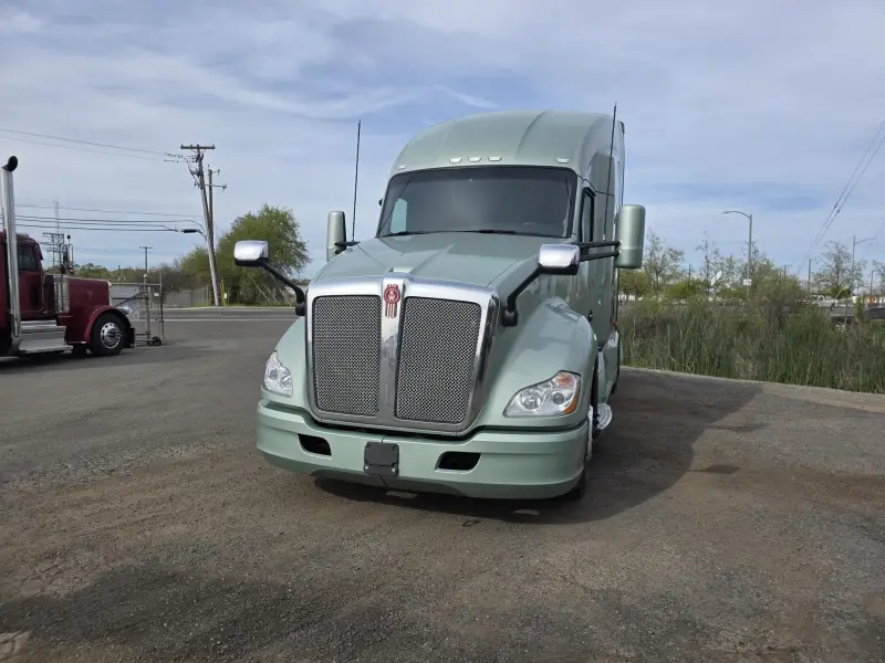 2021 Kenworth T680 Sleeper Semi-Truck photo 5