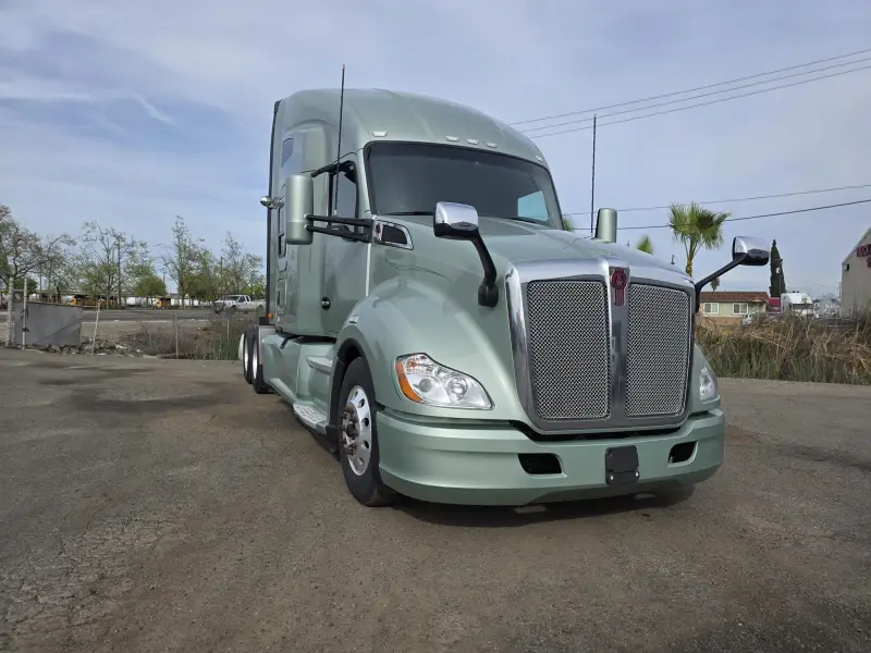 2021 Kenworth T680 Sleeper Semi-Truck photo 1