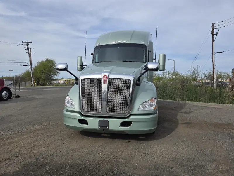 2021 Kenworth T680 Sleeper Semi-Truck photo 13