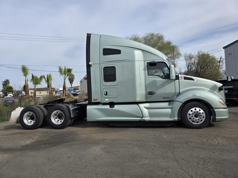 2021 Kenworth T680 Sleeper Semi-Truck photo 8
