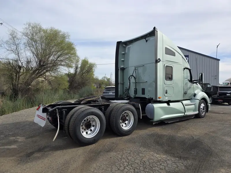 2021 Kenworth T680 Sleeper Semi-Truck photo 9