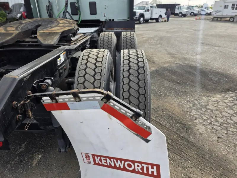 2021 Kenworth T680 Sleeper Semi-Truck photo 15