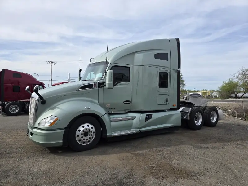2021 Kenworth T680 Sleeper Semi-Truck photo 3