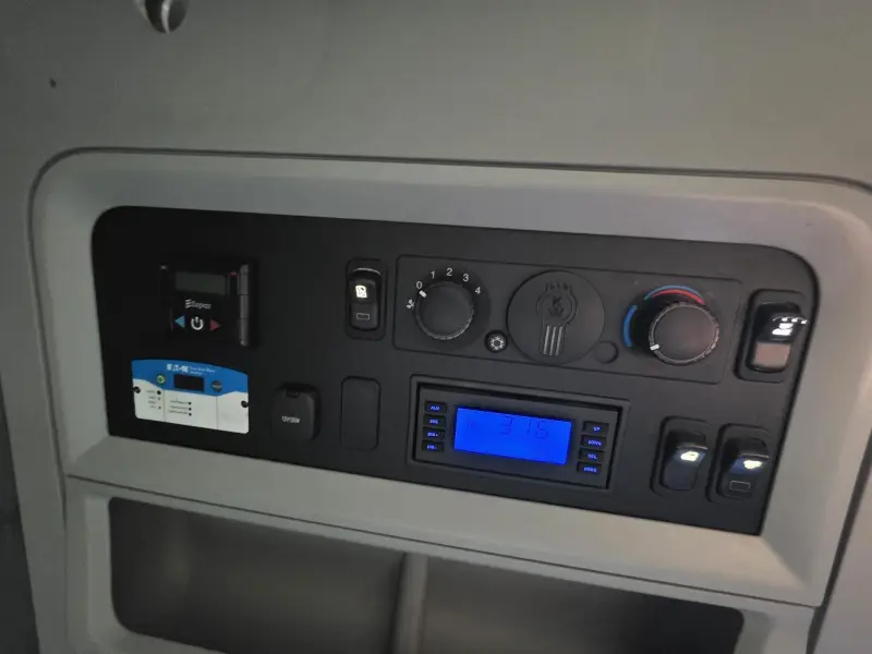 2021 Kenworth T680 Sleeper Semi-Truck photo 24