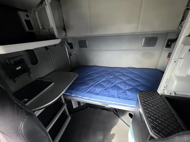 2021 Kenworth T680 Sleeper Semi-Truck photo 22