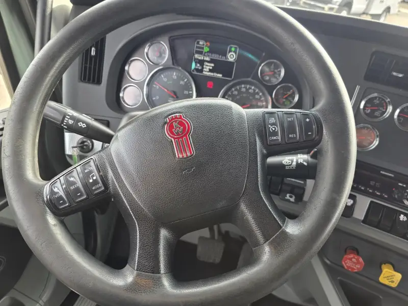 2021 Kenworth T680 Sleeper Semi-Truck photo 27
