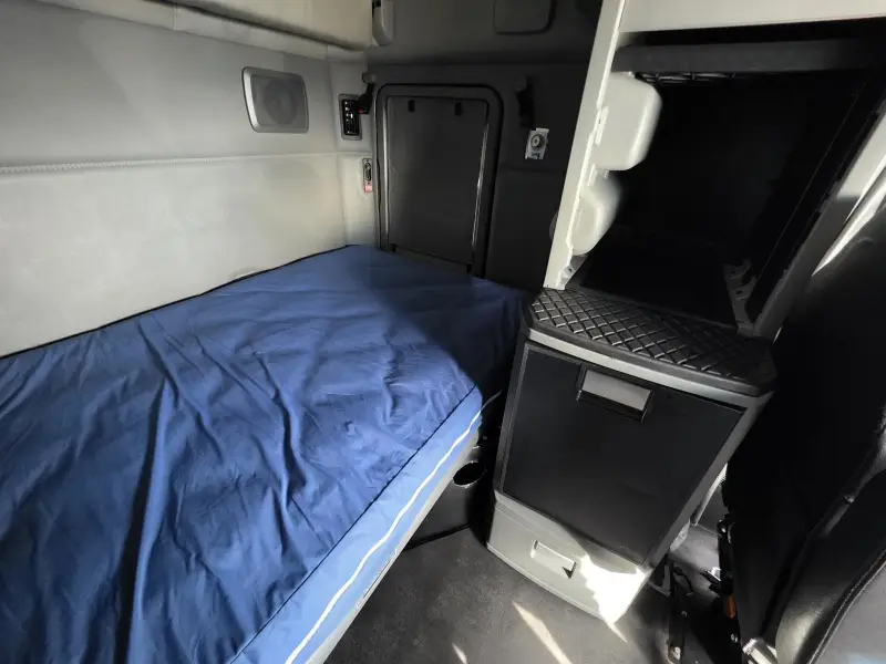 2021 Kenworth T680 Sleeper Semi-Truck photo 23