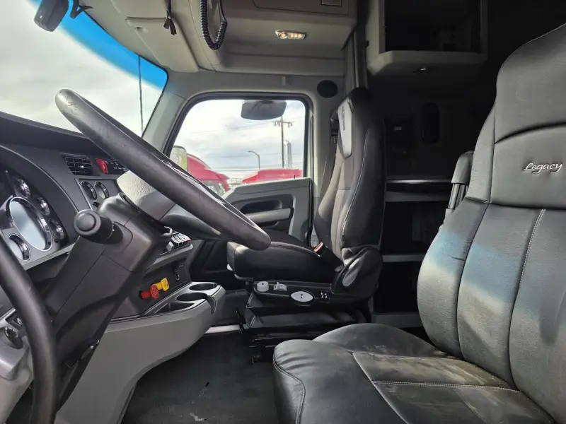 2021 Kenworth T680 Sleeper Semi-Truck photo 18