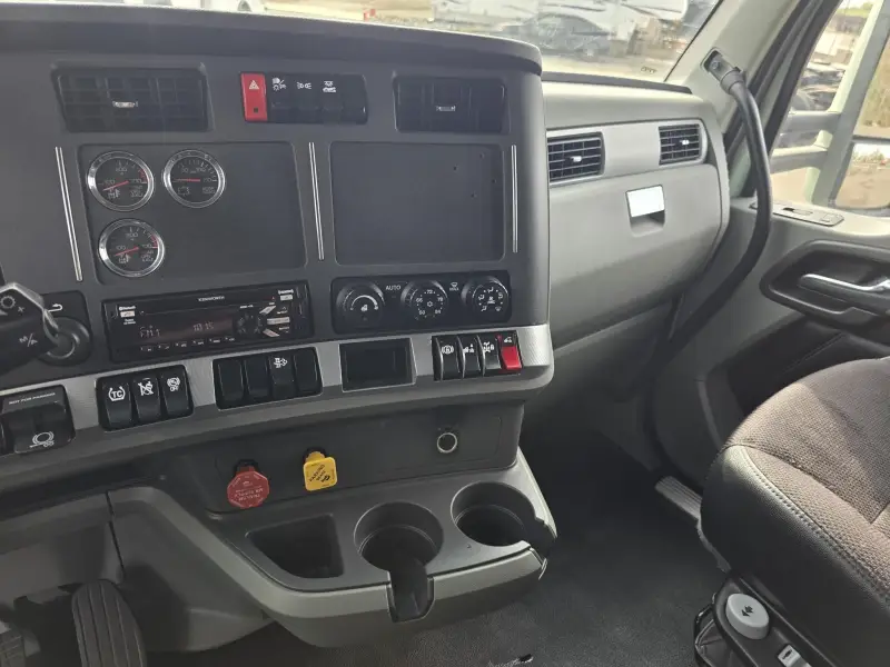 2021 Kenworth T680 Sleeper Semi-Truck photo 19