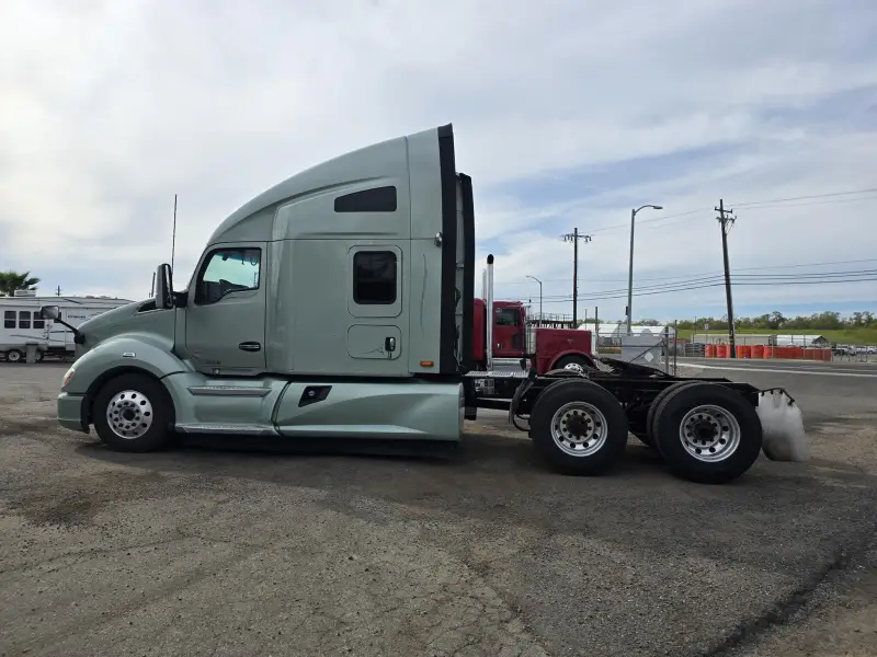 2021 Kenworth T680 Sleeper Semi-Truck photo 10