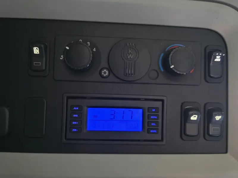 2021 Kenworth T680 Sleeper Semi-Truck photo 25