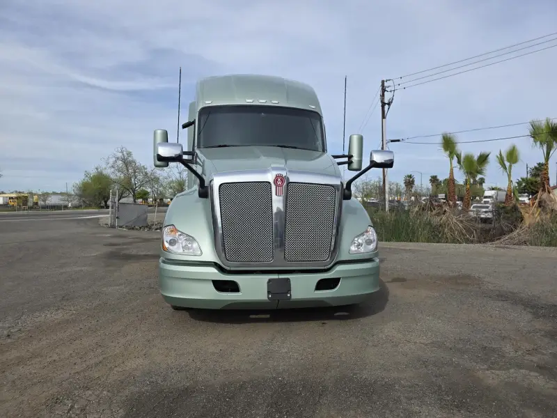 2021 Kenworth T680 Sleeper Semi-Truck photo 14