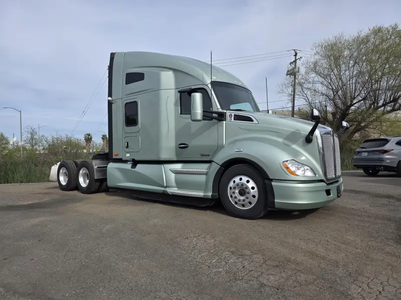 2021 Kenworth T680 Sleeper Semi-Truck photo 2