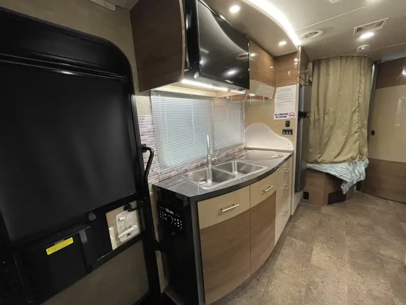 2016 Itasca Navion 24J photo 14