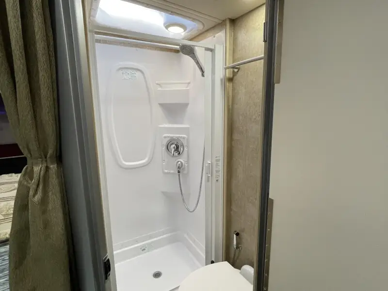 2016 Itasca Navion 24J photo 24